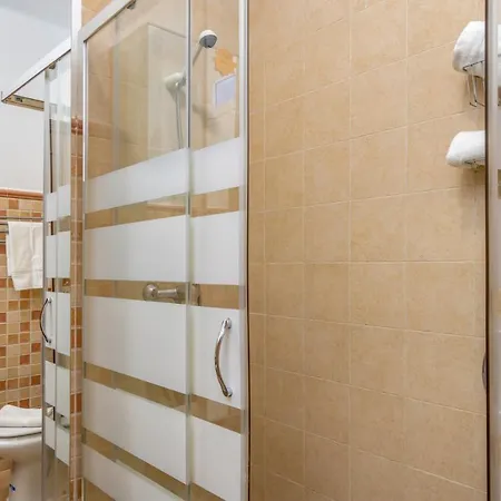 Lejlighed Spacious Flat In The Heart Of Ref 39 *