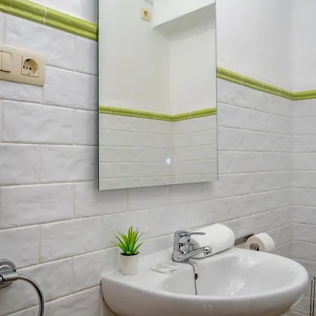 Spacious Flat In The Heart Of Ref 39 *